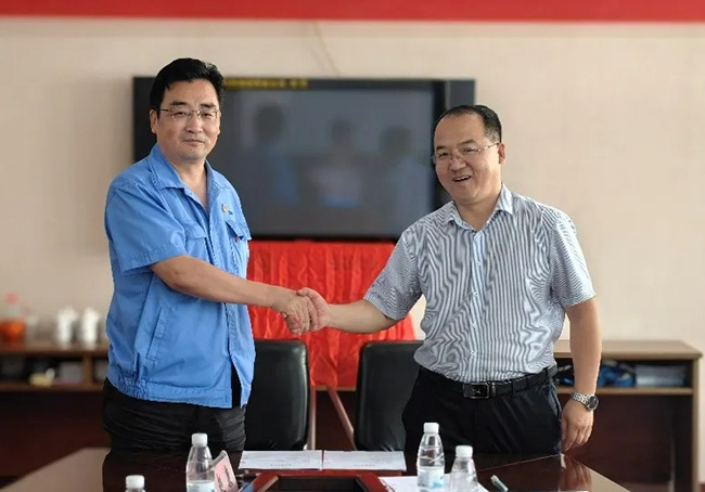 图为电控学院与西安西玛电机有限公司举行产学研合作签约照片 图为电控学院与西安西玛电机有限公司举行产学研合作签约照片